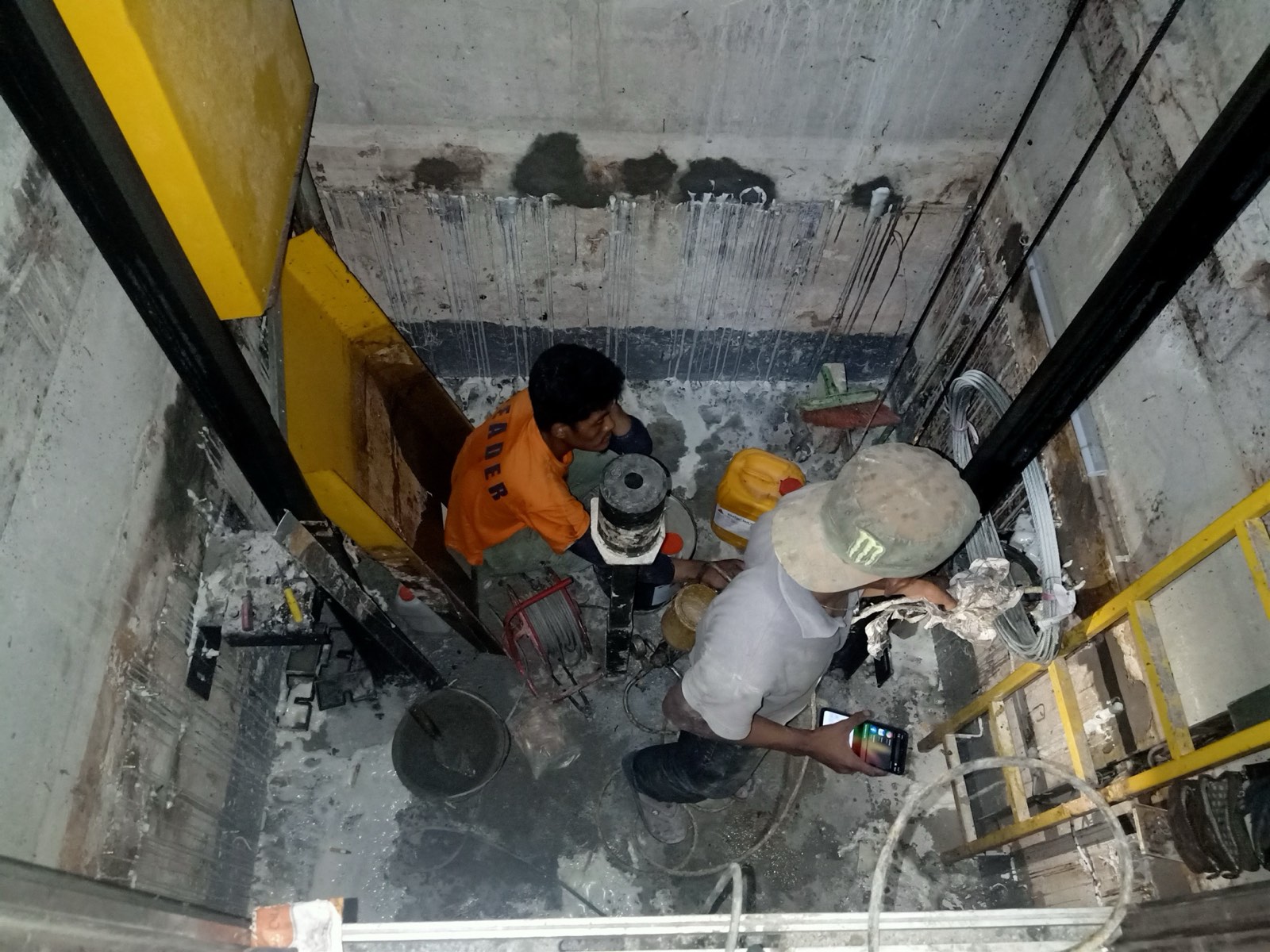Water staining at the top of a lift pit at Gym Bandar Permaisuri before waterproofing.